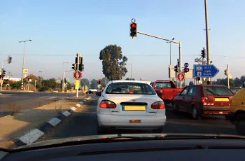 תמונה לשאלת תאוריה 0770: כיצד יתמודד הנהג עם עומס הפעולות שעליו לבצע בהתקרבו לצומת?