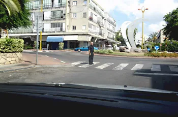 תמונה לשאלת תאוריה 0925: מי מן המעורבים לפי התמונה חייב לנקוט צעדים למניעת תאונה?