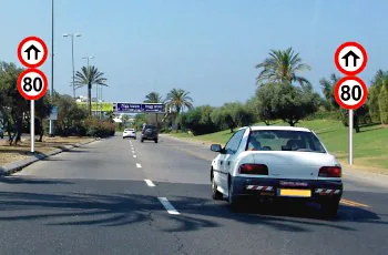 תמונה לשאלת תאוריה 0937: מה המהירות המרבית (בקמ"ש) המותרת לרכב פרטי בקטע הדרך…