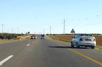 תמונה לשאלת תאוריה 0969: נהג הרכב הלבן התחיל להשתלב בתנועה. כיצד תנהג?