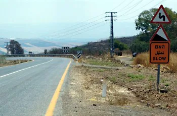 תמונה לשאלת תאוריה 0984: כיצד עליך לנהוג בהגיעך לקטע דרך המופיע בתמונה?